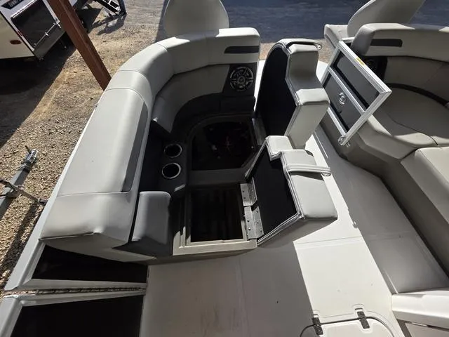 Slide: The Image of Hurricane FunDeck 2260 REF 2025 - 17