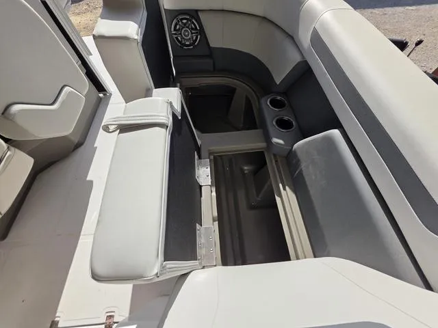 Slide: The Image of Hurricane FunDeck 2260 REF 2025 - 18