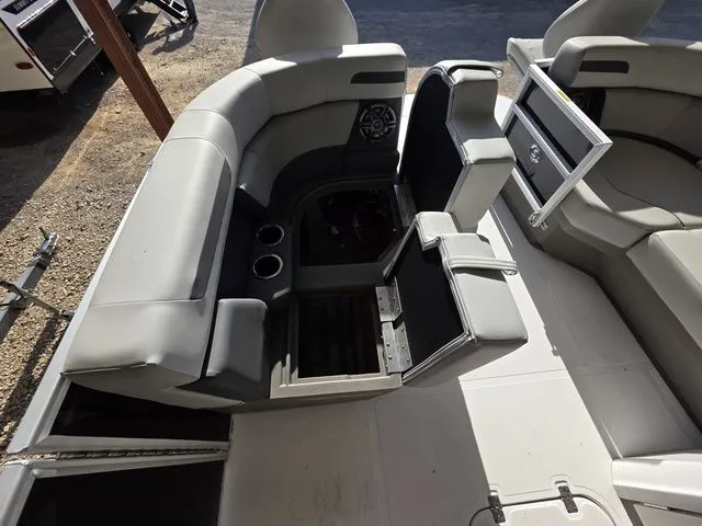 Slide: The Image of Hurricane FunDeck 2260 REF 2025 - 31