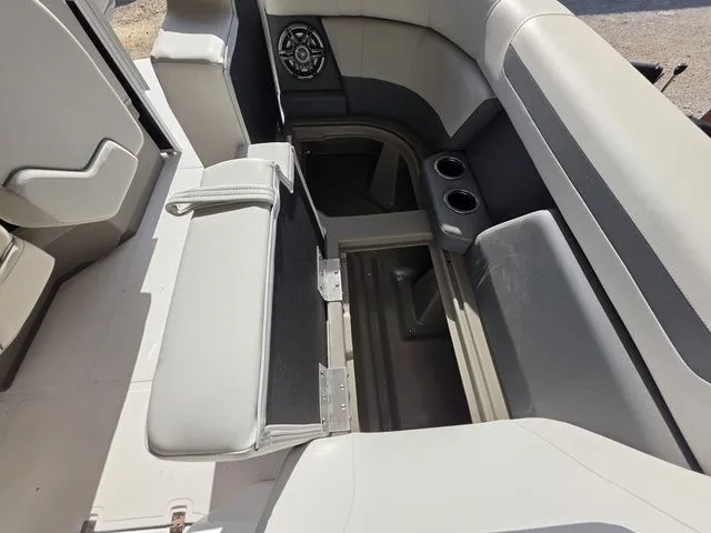 Slide: The Image of Hurricane FunDeck 2260 REF 2025 - 32