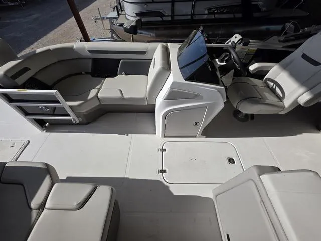 Slide: The Image of Hurricane FunDeck 2260 REF 2025 - 6