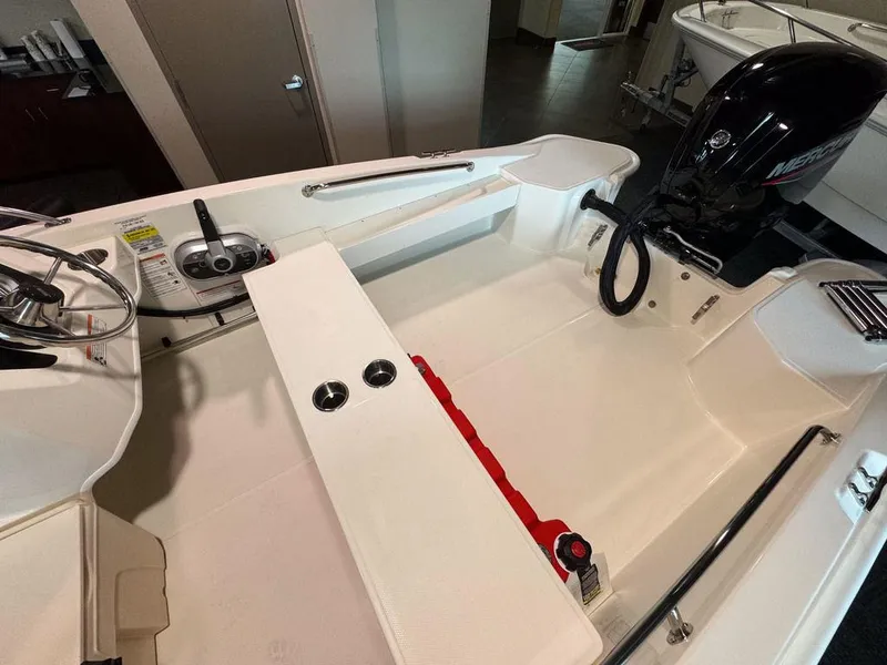 Slide: The Image of Boston Whaler 160 Super Sport 2024 - 9