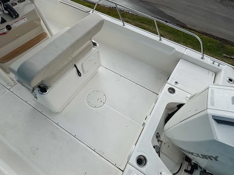 Slide: The Image of Boston Whaler 210 Montauk 2024 - 11