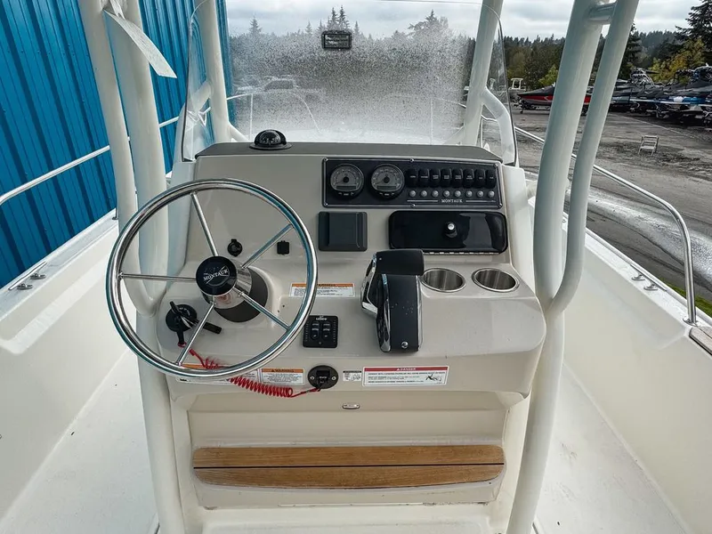 Slide: The Image of Boston Whaler 210 Montauk 2024 - 13