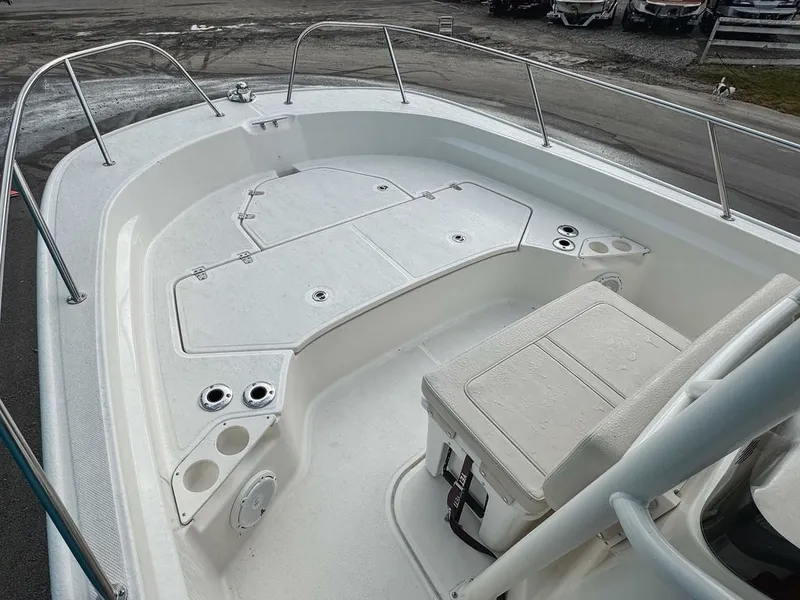 Slide: The Image of Boston Whaler 210 Montauk 2024 - 14