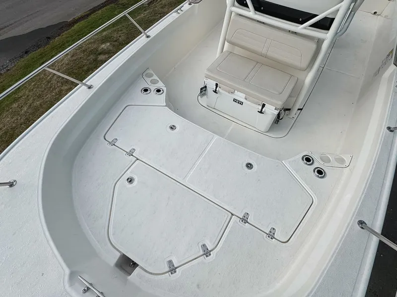 Slide: The Image of Boston Whaler 210 Montauk 2024 - 5