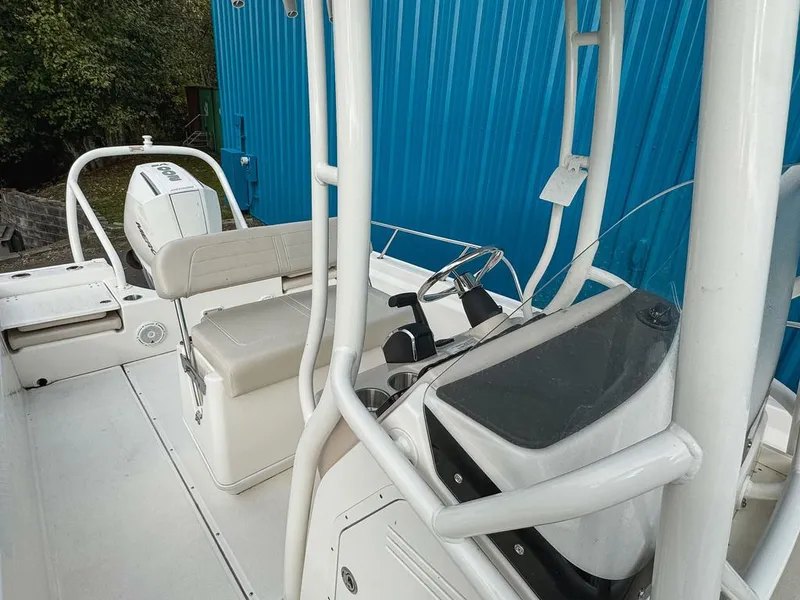 Slide: The Image of Boston Whaler 210 Montauk 2024 - 7