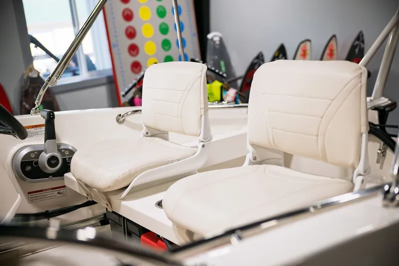 Slide: The Image of Boston Whaler 160 Super Sport 2025 - 14