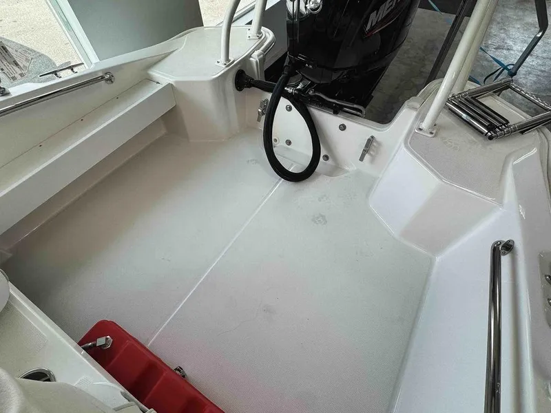 Slide: The Image of Boston Whaler 160 Super Sport 2025 - 13