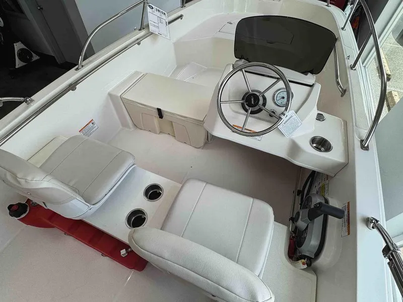 Slide: The Image of Boston Whaler 160 Super Sport 2025 - 7