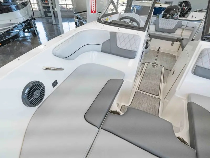 Slide: The Image of Bayliner VR4 Bowrider OB 2024 - 14