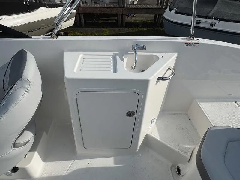 Slide: The Image of Bayliner DX 2200 2024 - 9