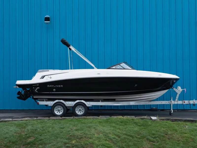 The Image of Bayliner VR6 Bowrider I/O 2025 - 1