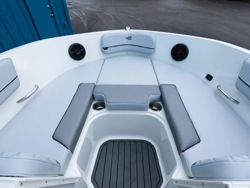 Slide: The Image of Bayliner VR6 Bowrider I/O 2025 - 10