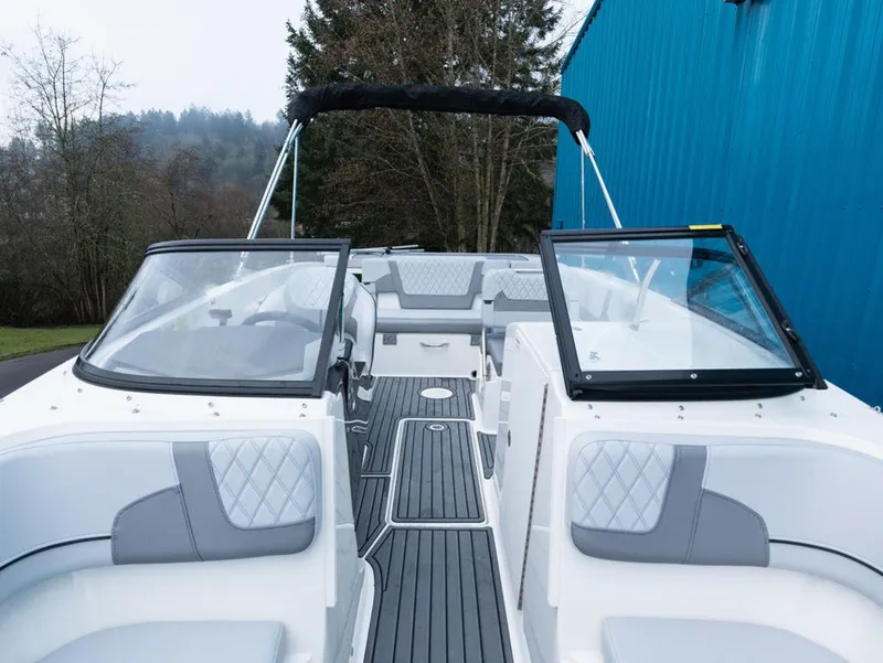 Slide: The Image of Bayliner VR6 Bowrider I/O 2025 - 11