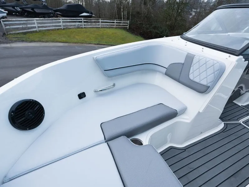 Slide: The Image of Bayliner VR6 Bowrider I/O 2025 - 12