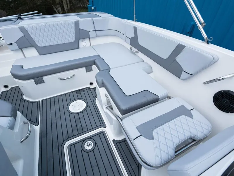 Slide: The Image of Bayliner VR6 Bowrider I/O 2025 - 14