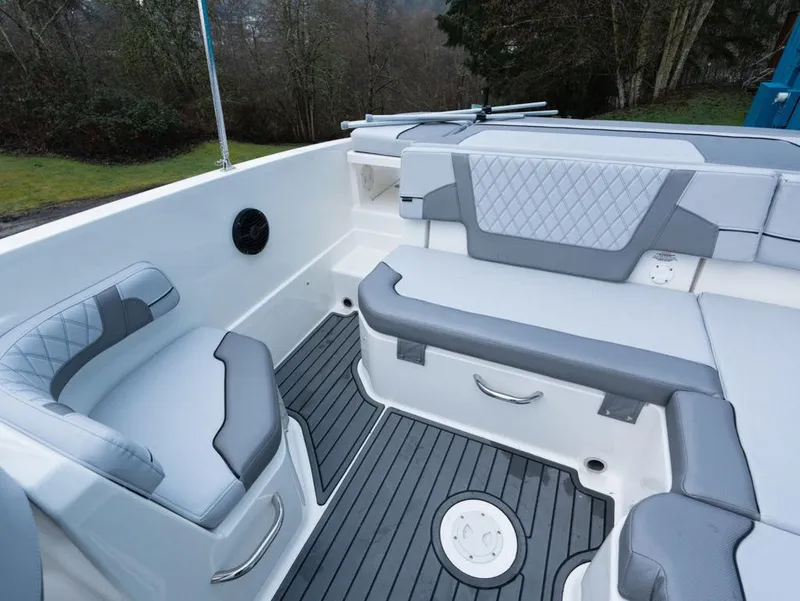 Slide: The Image of Bayliner VR6 Bowrider I/O 2025 - 15