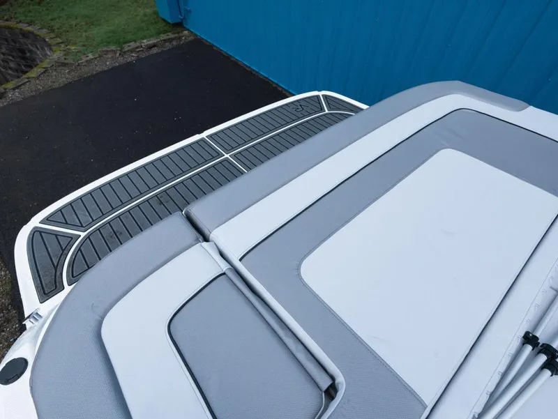 Slide: The Image of Bayliner VR6 Bowrider I/O 2025 - 16