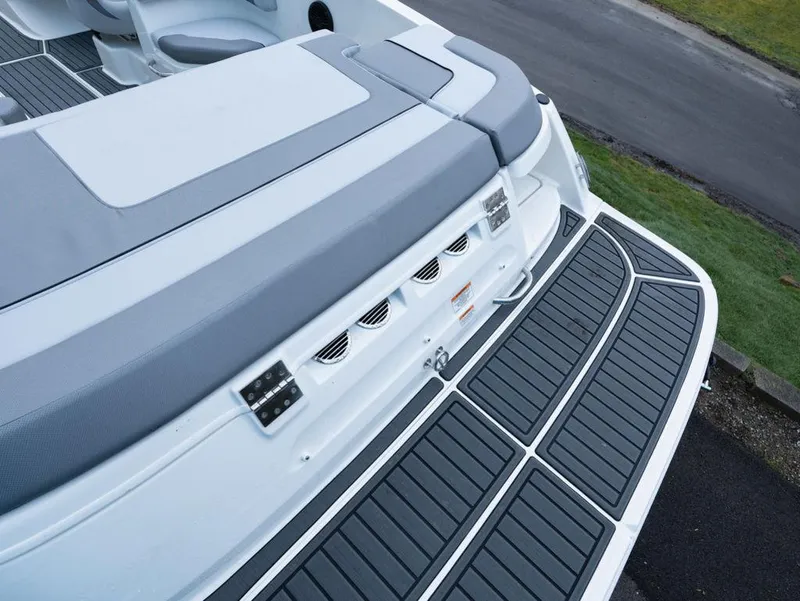 Slide: The Image of Bayliner VR6 Bowrider I/O 2025 - 4