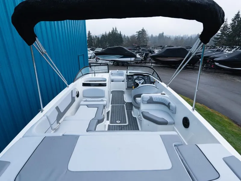 Slide: The Image of Bayliner VR6 Bowrider I/O 2025 - 5