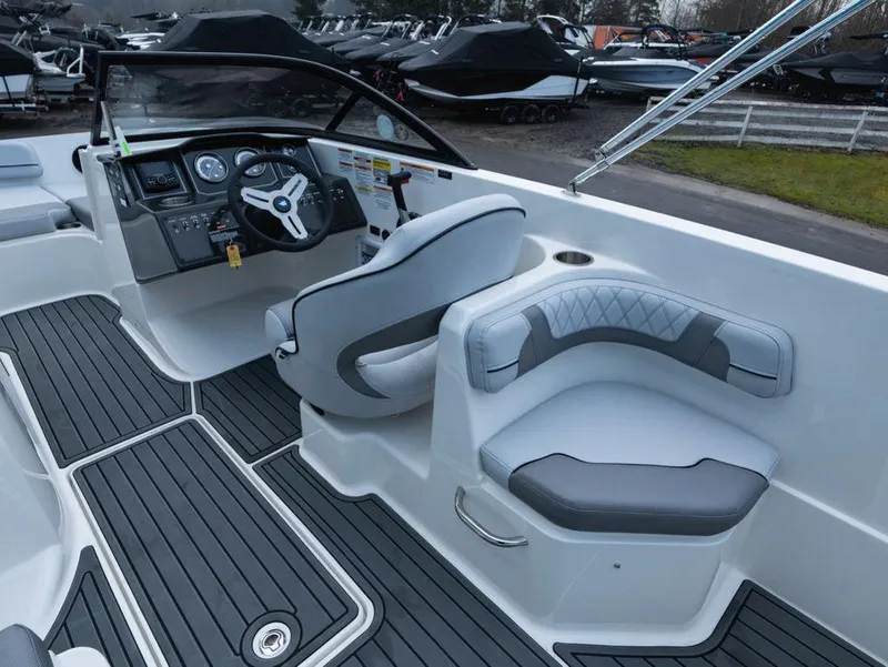 Slide: The Image of Bayliner VR6 Bowrider I/O 2025 - 8