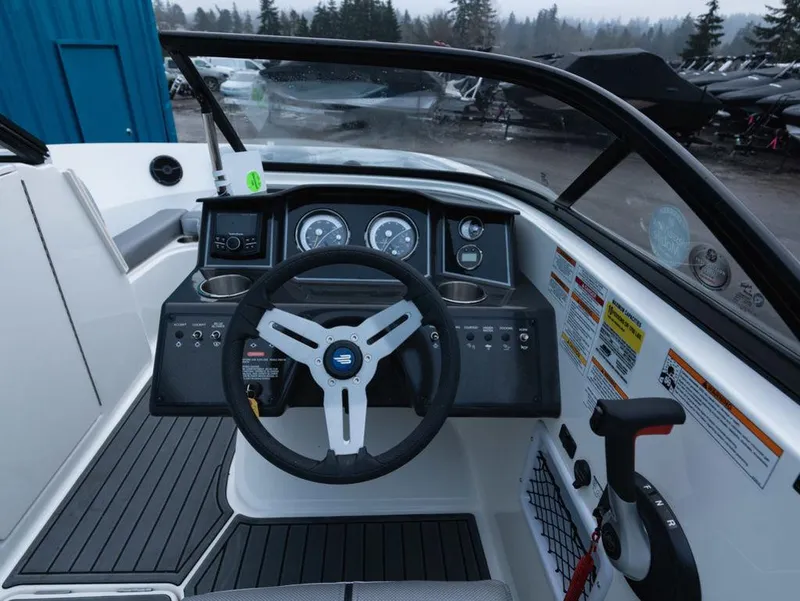 Slide: The Image of Bayliner VR6 Bowrider I/O 2025 - 9