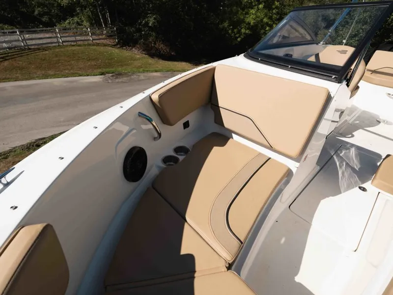 Slide: The Image of Bayliner V20 2025 - 10