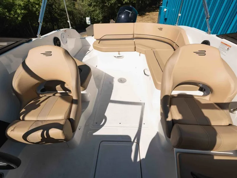 Slide: The Image of Bayliner V20 2025 - 11