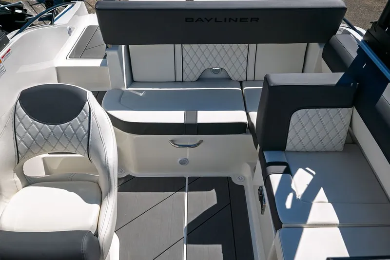 Slide: The Image of Bayliner D20I 2025 - 11