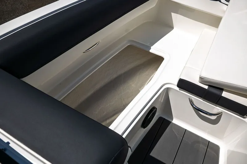 Slide: The Image of Bayliner D20I 2025 - 14