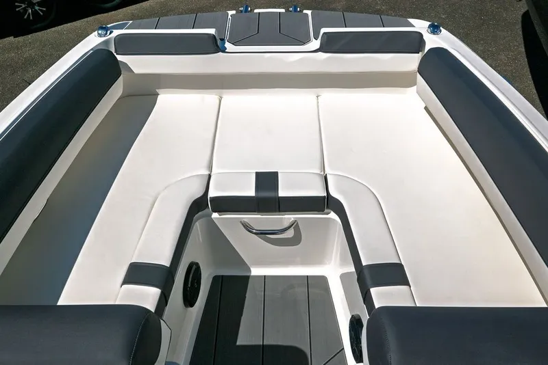 Slide: The Image of Bayliner D20I 2025 - 8