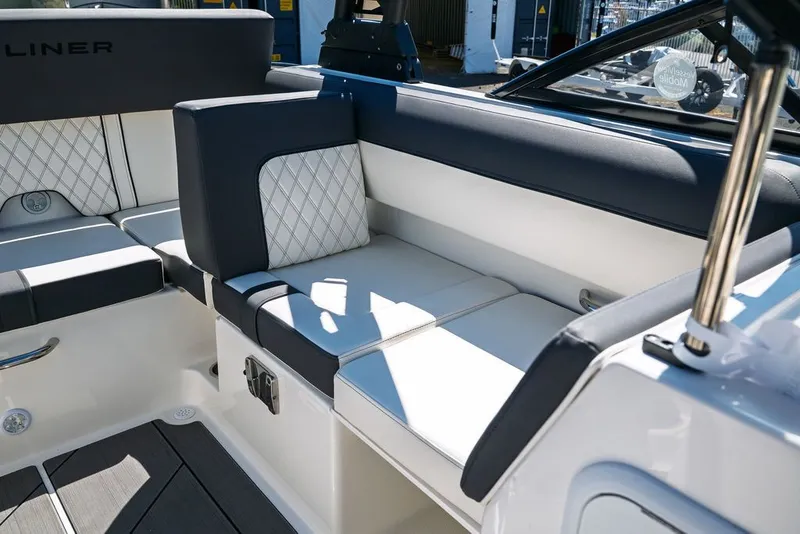 Slide: The Image of Bayliner D20I 2025 - 9