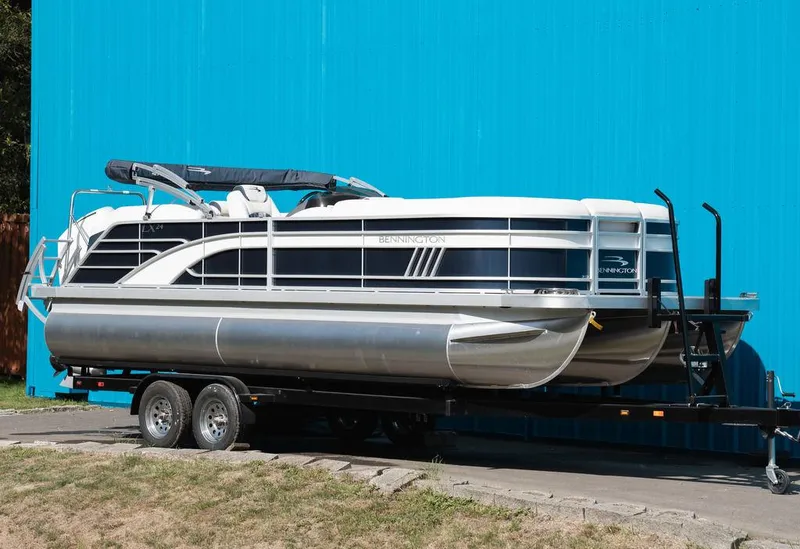 The Image of Bennington 24 LX FASTBACK 2023 - 1