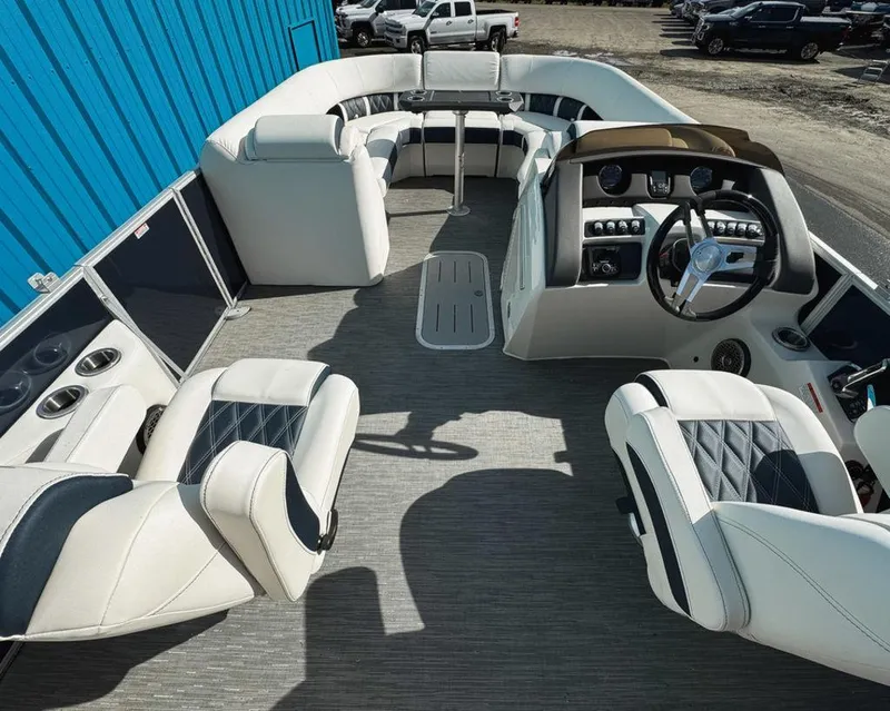 Slide: The Image of Bennington 24 LX FASTBACK 2023 - 10