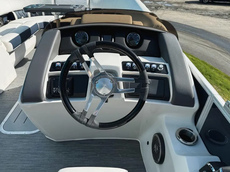 Slide: The Image of Bennington 24 LX FASTBACK 2023 - 11