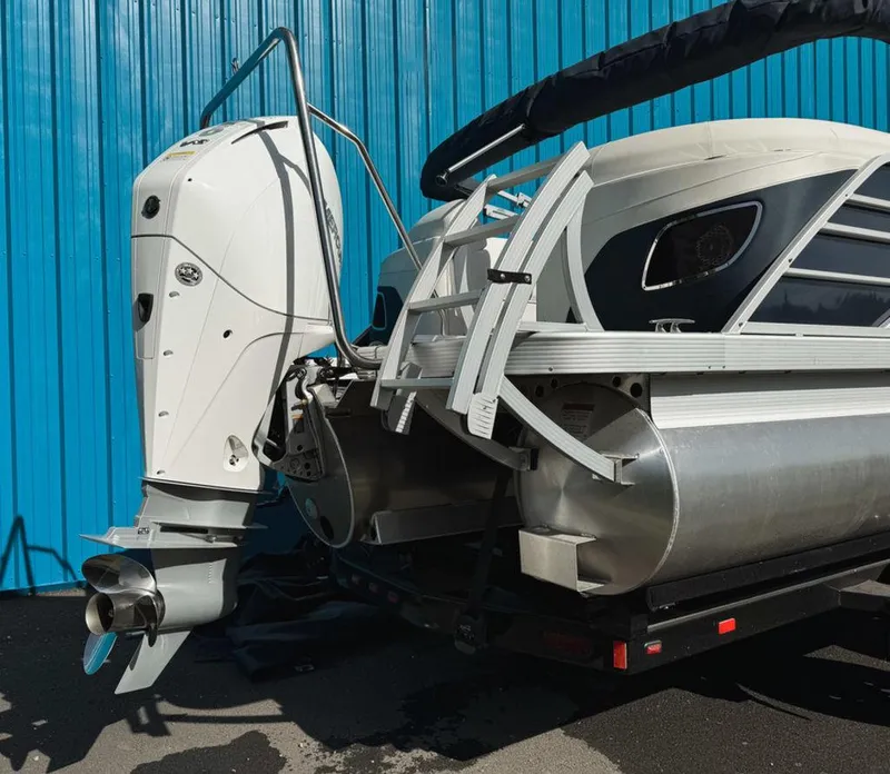 Slide: The Image of Bennington 24 LX FASTBACK 2023 - 13