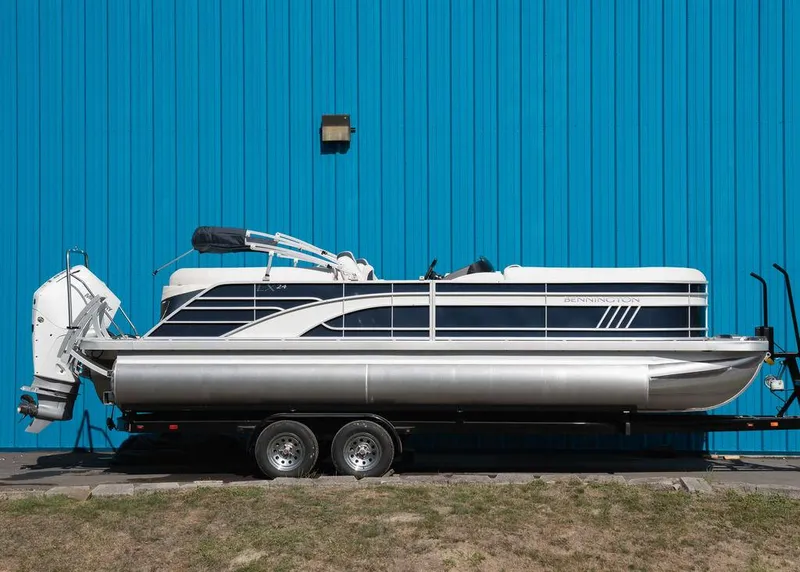 Slide: The Image of Bennington 24 LX FASTBACK 2023 - 14