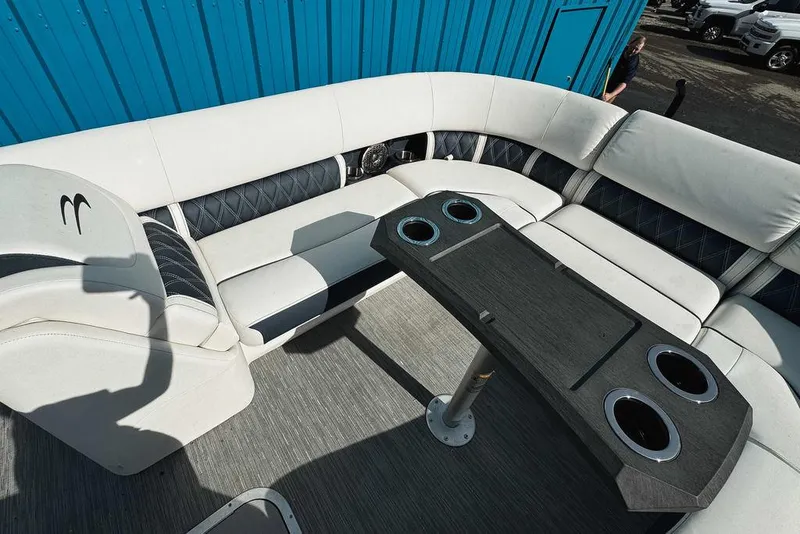 Slide: The Image of Bennington 24 LX FASTBACK 2023 - 4