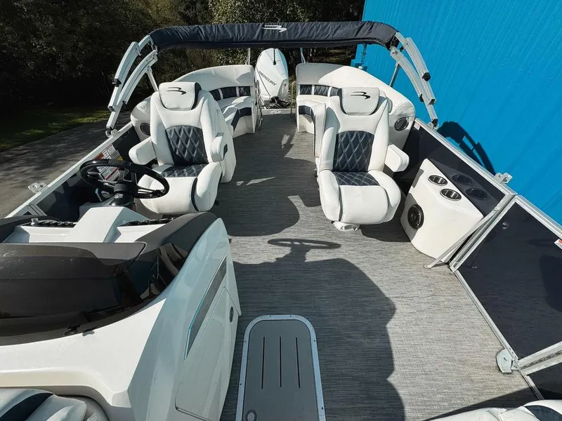 Slide: The Image of Bennington 24 LX FASTBACK 2023 - 5