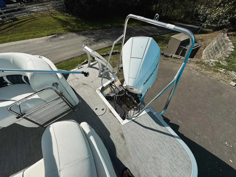 Slide: The Image of Bennington 24 LX FASTBACK 2023 - 7