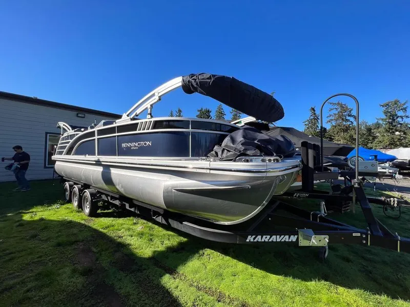 Slide: The Image of Bennington 25 LFB BOWRIDER 2024 - 10