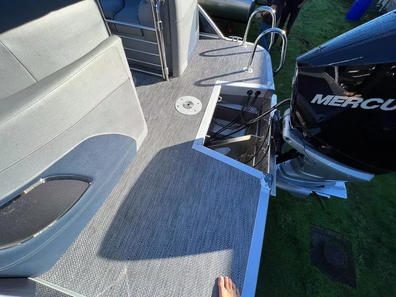 Slide: The Image of Bennington 25 LFB BOWRIDER 2024 - 3