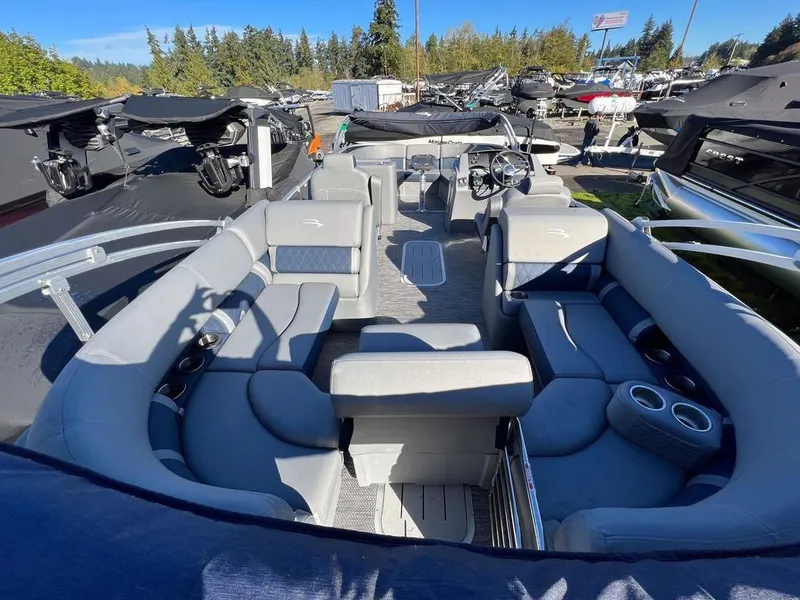 Slide: The Image of Bennington 25 LFB BOWRIDER 2024 - 4