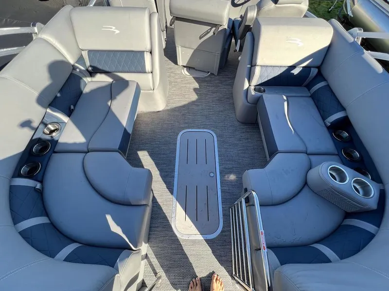 Slide: The Image of Bennington 25 LFB BOWRIDER 2024 - 5