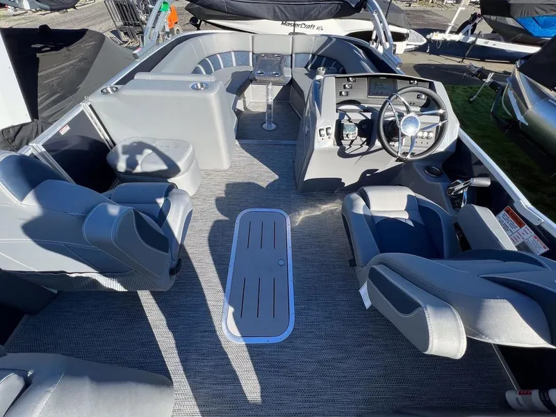 Slide: The Image of Bennington 25 LFB BOWRIDER 2024 - 6