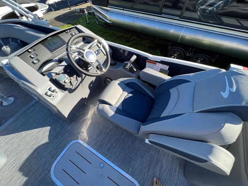 Slide: The Image of Bennington 25 LFB BOWRIDER 2024 - 7