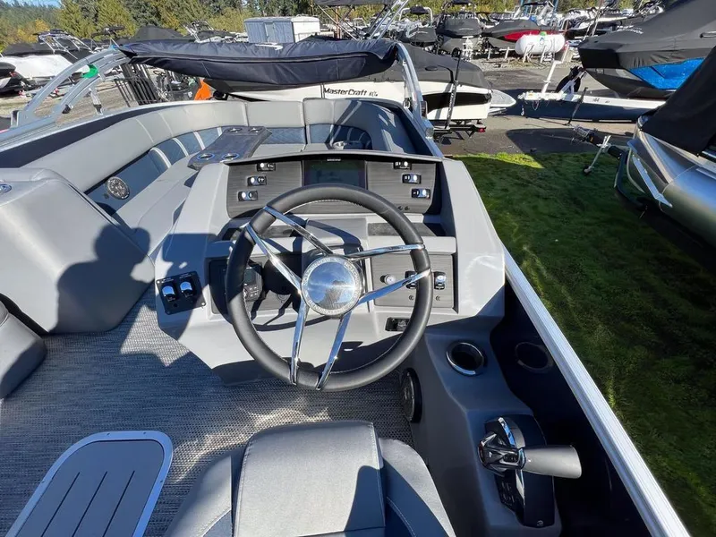 Slide: The Image of Bennington 25 LFB BOWRIDER 2024 - 8