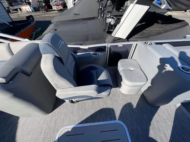 Slide: The Image of Bennington 25 LFB BOWRIDER 2024 - 9