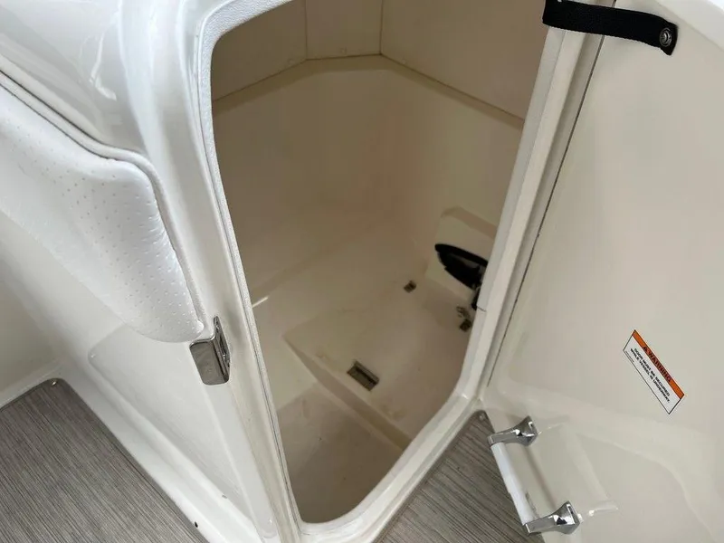 Slide: The Image of Sea Ray SPX 230 2019 - 7